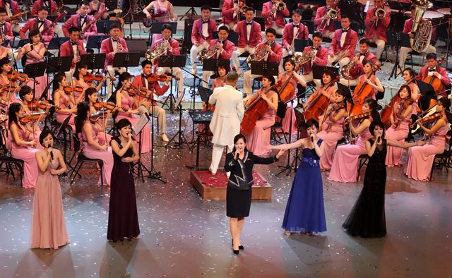 11일 오후 서울 국립중앙극장 해오름극장에서 열린 북한 삼지연 관현악단 공연에서 현송월 단장이 '백두와 한라는 내조국'이라는 제목의 노래를 부르고 있다. 고영권기자