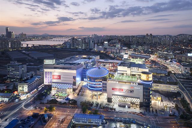 현대산업개발이 용산에 운영중인 복합쇼핑몰 현대아이파크몰 전경. 신라호텔과 함께 운영중인 `HDC신라 면세점`도 이곳에 입점해 있다. 아이파크몰 제공