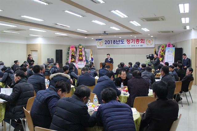 전남 목포무안신안축협 문만식 조합장이 지난 9일 제 30회 정기총회를 개최하고 조합원들에게 2017년도 결산보고를 하고 있다. 축협 제공