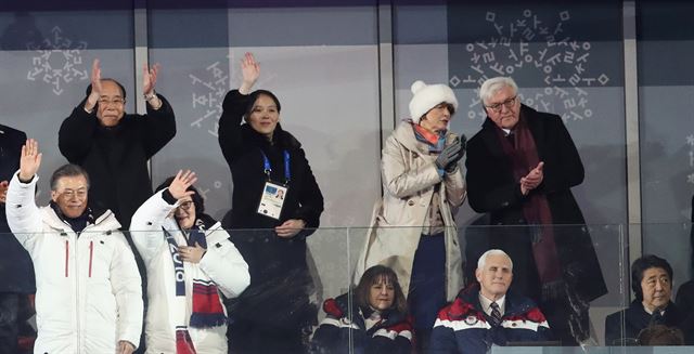 지난 9일 평창올림픽 개막식에 문재인 대통령과 김정숙 여사가 남북 단일팀 입장에 손을 흔들며 인사하고 있다. 뒤로 북한 김영남 최고인민회의 상임위원장, 김여정 노동당 중앙위 제1부부장도 손을 흔들고 있다. 오른쪽으로 마이크 펜스 미국 부통령 내외와 아베 신조 일본 총리가 앉아있다. 평창=연합뉴스