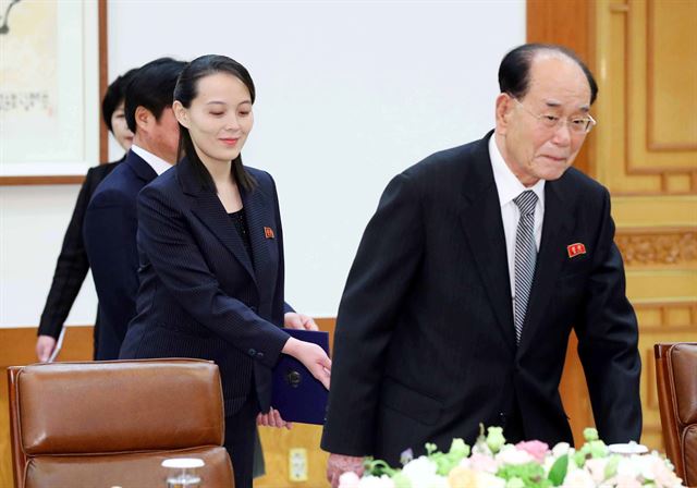 문재인 대통령이 10일 오전 청와대에서 평창동계올림픽을 계기로 방남한 북한 김영남 최고인민회의 상임위원장, 김정은 북한 노동당 위원장의 여동생 김여정 노동당 중앙위 제1부부장을 비롯한 북한 고위급대표단 접견을 접견했다. 북측 대표단이 접견장에 먼저 입장하고 있다. 청와대사진기자단