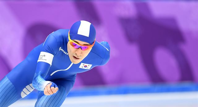 강릉스피드스케이팅 경기장에서 열린 남자 5000m 경기에서 이승훈이 질주하고 있다.