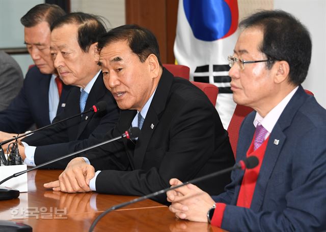 이재오 전 대표가 '늘푸른 한국당' 입당식에서 홍준표 자유한국당 대표에게 입당원서 제출 후 발언하고 있다. 오대근기자 inliner@hankookilbo.com