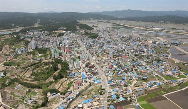 [저작권 한국일보]경북 포항지진으로 가장 많은 피해를 입은 포항 북구 흥해읍 일대. 포항시 제공