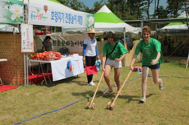 [한국일보 자료사진]전국 전통놀이 계승협회에서 호렁지기 체험을 선보이고 있다.