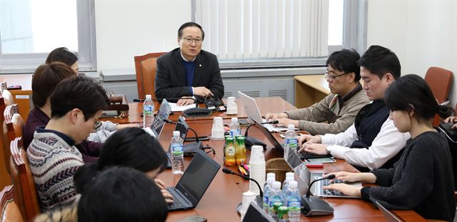 홍영표 국회 환경노동위원회 위원장이 13일 서울 여의도 국회에서 한국GM 군산공장 폐쇄 결정 사태와 관련한 기자간담회를 갖고 있다. 뉴스1