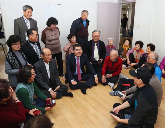 양기대(가운데) 경기 광명시장이 지난달 17일 하안1동 경로당을 방문, ‘어르신 SNS강사 양성 및 소셜경로당’ 사업과 관련해 간담회를 갖고 있다. 광명시 제공