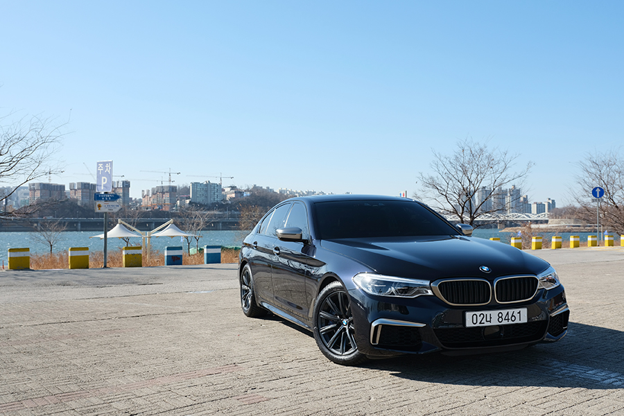 BMW M550d xDrive와 함께 자유로 50km의 연비 체크를 진행했다.