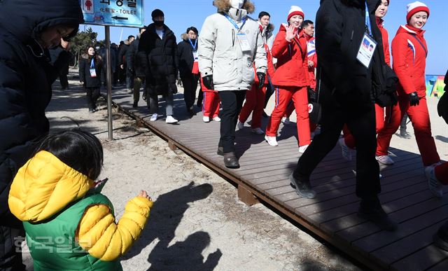 북한 응원단이 13일 오후 강릉 경포해변에 도착한 뒤 주변을 둘러보며 어린이와 인사를 나누고 있다. 서재훈기자