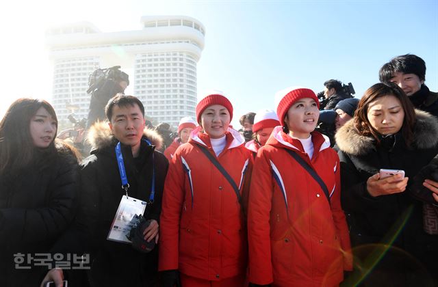 북한 응원단이 13일 오후 강릉 경포해변에 도착한 뒤 주변을 둘러보고 있다. 서재훈기자