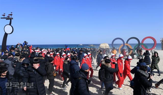 북한 응원단이 13일 오후 강릉 경포해변에 도착한 뒤 주변을 둘러보고 있다. 서재훈기자