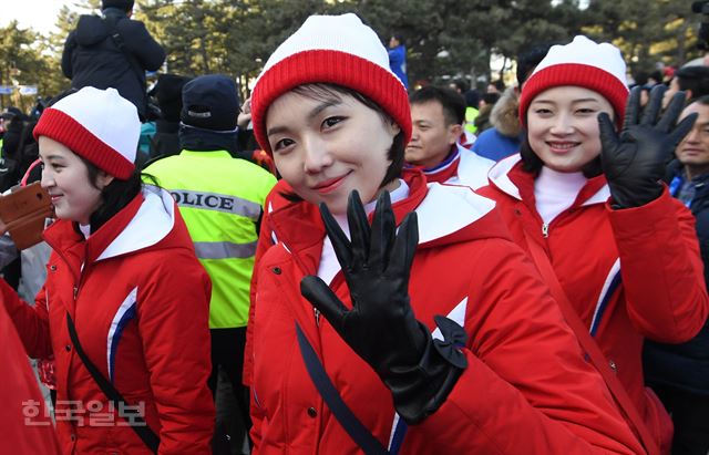 북한 응원단이 13일 오후 강릉 경포해변에 도착한 뒤 주변을 둘러본 뒤 해변을 떠나고 있다. 서재훈기자