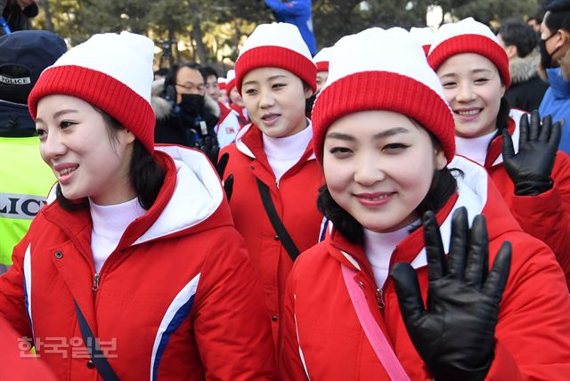 북한 응원단이 13일 오후 강릉 경포해변에 도착한 뒤 주변을 둘러본 뒤 해변을 떠나고 있다. 서재훈기자