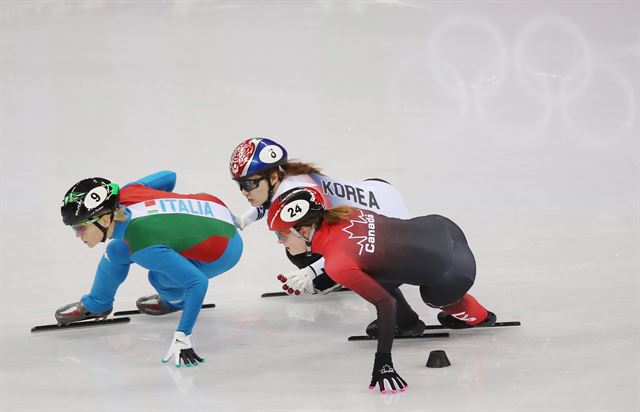 지난 13일 오후 강릉 아이스아레나에서 열린 2018 평창동계올림픽 쇼트트랙 여자 500m 결승에서 최민정(가운데)이 이탈리아 아리아나 폰타나(왼쪽), 캐나다 킴부탱(오른쪽)과 레이스를 펼치고 있다. 연합뉴스