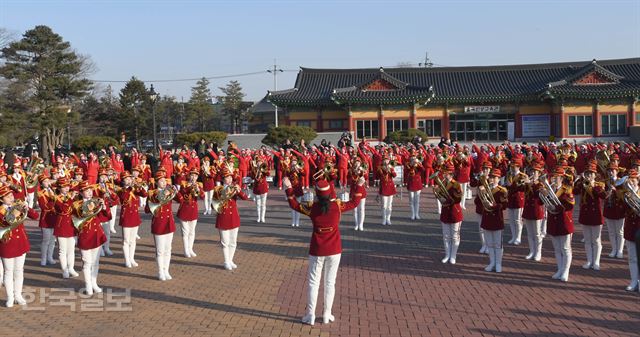 북측 응원단이 13일 오후 강릉 오죽헌을 찾아 살펴본 뒤 공연을 선보이고 있다. 서재훈기자