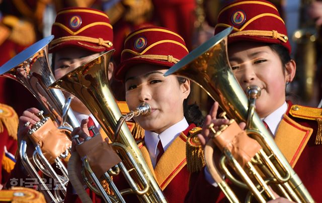 북측 응원단이 13일 오후 강릉 오죽헌을 찾아 살펴본 뒤 공연을 선보이고 있다. 서재훈기자