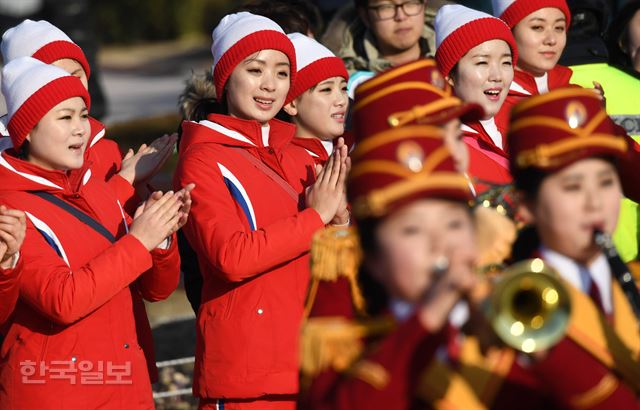 북측 응원단이 13일 오후 강릉 오죽헌을 찾아 살펴본 뒤 공연을 선보이고 있다. 서재훈기자