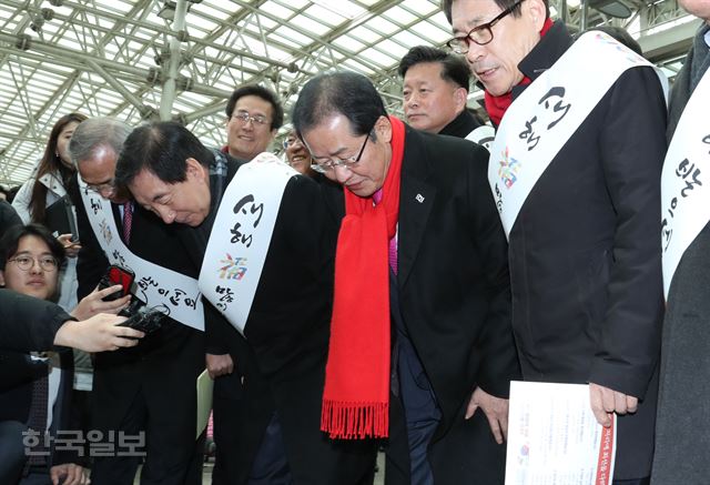 자유한국당 홍준표 대표와 지도부가 14일 오전 서울역 KTX 플랫폼에서 귀성객들에게 허리 숙여 설 인사를 하고 있다. 오대근기자 inliner@hankookilbo.com