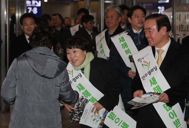 민주평화당 조배숙 대표와 장병완 원내대표 등 의원들이 14일 오전 서울 용산역에서 귀성객들에게 인사하고 있다. 연합뉴스