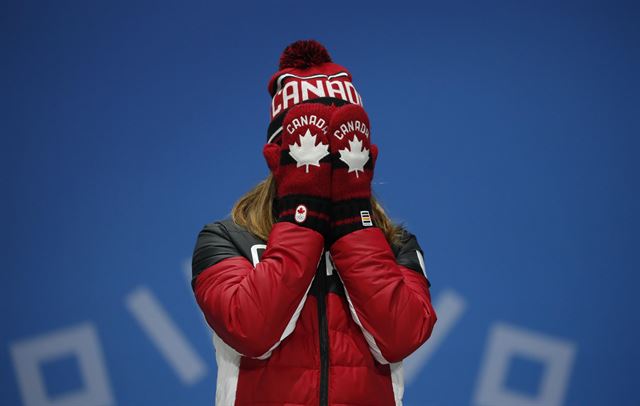 전날 평창동계올림픽 쇼트트랙 여자 500m 결승에서 최민정의 실격으로 동메달을 획득한 캐나다의 킴 부탱이 14일 강원 평창군 올림픽 메달플라자에서 열린 시상식에서 감정이 북받친듯 두 손으로 얼굴을 가린 채 흐느끼고 있다. 평창=로이터 연합뉴스