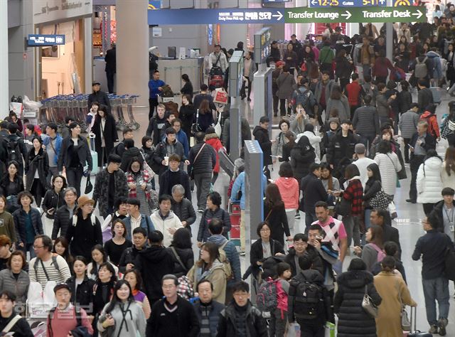 14일 오전 인천국제공항 1터미널 면세구역이 해외여행객들로 북적이고 있다. 신상순 선임기자