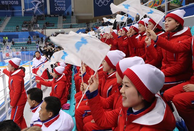 14일 강원도 강릉시 관동하키센터에서 열린 평창동계올림픽 여자 아이스하키 조별리그 B조 남북단일팀-일본 경기에서 북측 응원단이 한반도기를 흔들며 단일팀 선수들을 응원하고 있다.연합뉴스