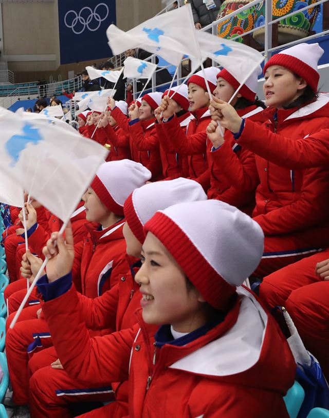 14일 강원도 강릉시 관동하키센터에서 열린 평창동계올림픽 여자 아이스하키 조별리그 B조 남북단일팀-일본 경기에서 북측 응원단이 한반도기를 흔들며 단일팀 선수들을 응원하고 있다. 연합뉴스