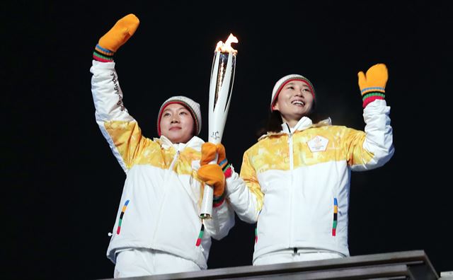 '2018 평창동계올림픽' 개막식이 열린 9일 오후 강원도 평창군 올림픽스타디움에서 성화봉송 주자로 나선 여자 아이스하키 단일팀 박종아, 정수현이 인사를 하고 있다. 평창 김주영기자