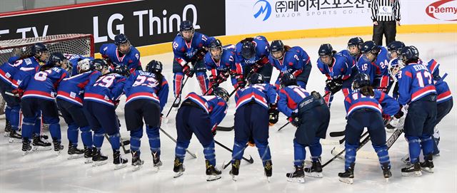 0 남북 여자 아이스하키 단일팀이 4일 인천 선학국제빙상장에서 2018 평창동계올림픽을 앞두고 스웨덴과 평가전을 가졌다. 경기에 앞서 단일팀 선수들이 선전을 다짐하고 있다.인천=사진공동취재단.