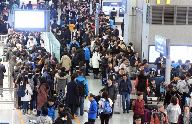 인천국제공항 출국장이 탑승수속을 하는 여행객으로 붐벼 있다. 한국일보 자료사진