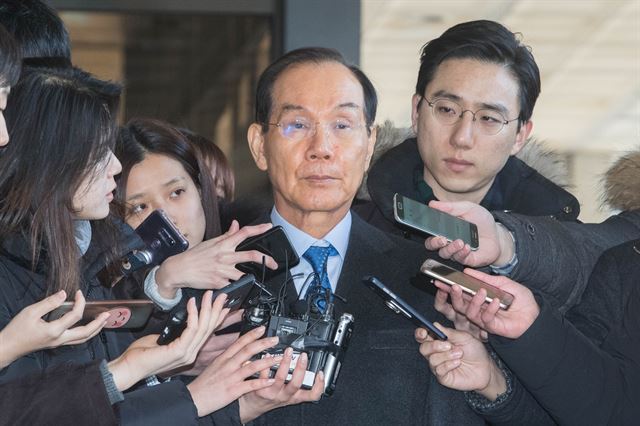 이학수 전 삼성그룹 부회장이 검찰 조사를 받기 위해 15일 오전 서울 서초동 서울중앙지검으로 출석하던 중 취재진의 질문을 받고 있다. 뉴스1