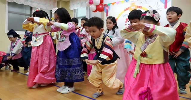 “명절엔 왜 시가에 먼저 가야 하는가.” 여성 국회의원들의 생각도 다르지 않다. 한국일보의 ‘며느리 의원의 설’ 설문조사에 응한 여성 의원들의 적지 않은 수가 바꾸고 싶은 명절 관습으로 ‘시댁 먼저 가는 명절 문화’를 꼽았다. 사진은 설을 앞둔 12일 서울 송파구 부리도 어린이집에서 어린이들이 한복을 입고 지역 어르신들에게 합동 세배를 하는 모습. 신상순 선임기자