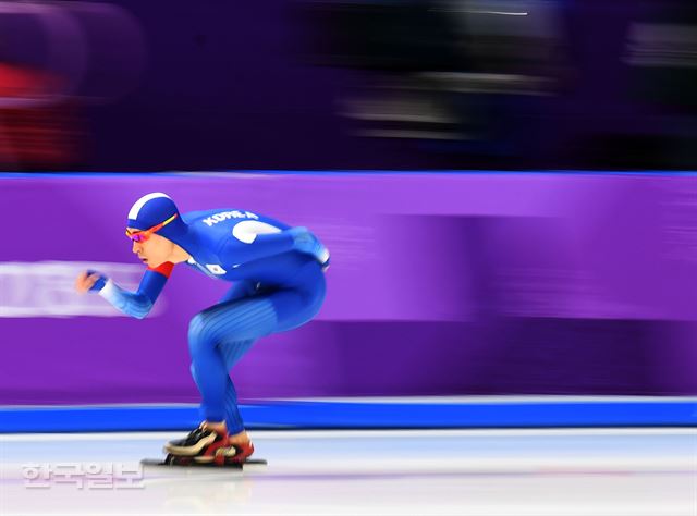 [저작권 한국일보] 15일 오후 강원 강릉 스피드스케이트 경기장에서 열린 2018 평창동계올림픽 스피드스케이트 남자 10000m에서 이승훈이 역주하고 있다. 강릉=김주영기자