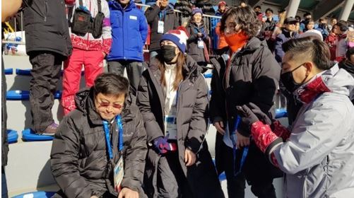 윤성빈의 경기가 진행된 16일 평창 올림픽슬라이드센터 결승선 지점에 피겨 여왕 김연아(가운데 검은 마스크)가 관전하다, 취재진이 몰리자 자리를 떠나고 있다. 평창=연합뉴스.