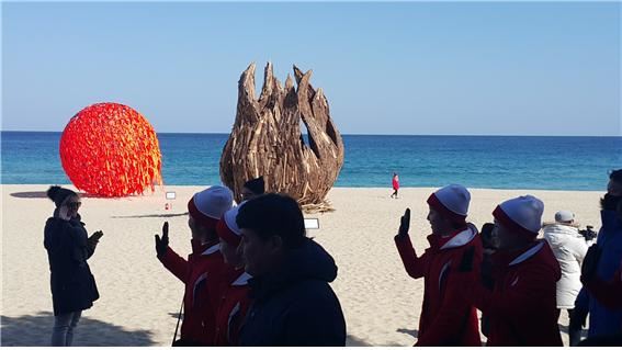 지난 13일 방남 후 첫 야외 나들이에 나선 북한 응원단이 강릉 경포해변에 마련된 파이어 아트페스타 전시 현장을 찾았다. 강원도 제공