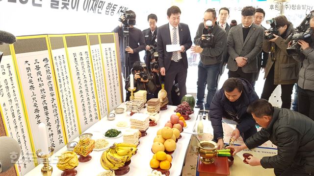 [저작권 한국일보]경북 포항지진 이재민이 설날 아침 임시대피소인 포항흥해실내체육관 앞 마당에 마련된 합동차례상에서 차례를 지내고 있다. 포항=김정혜기자 kjh@hankookilbo.com