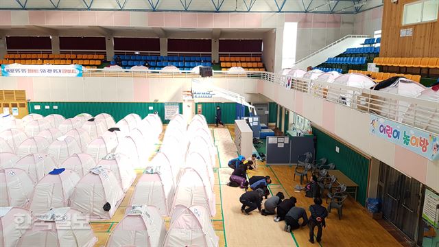 [저작권 한국일보]경북 포항지진 이재민들이 설날 아침 임시대피소인 포항흥해실내체육관에서 이웃을 찾아 세배를 하고 있다. 포항=김정혜기자 kjh@hankookilbo.com