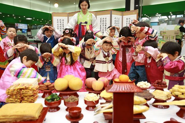 한국일보의 '며느리 의원의 설' 설문조사에 응한 여성 의원 가운데 '명절에 배우자와 평등하게 가사 분담을 한다'는 응답자도 있었다. 그들 중 적지 않은 의원들이 "투쟁의 산물"이라고 설명했다. 사진은 차례 지내는 법을 배우고 있는 어린이들 모습. 한국일보 자료사진