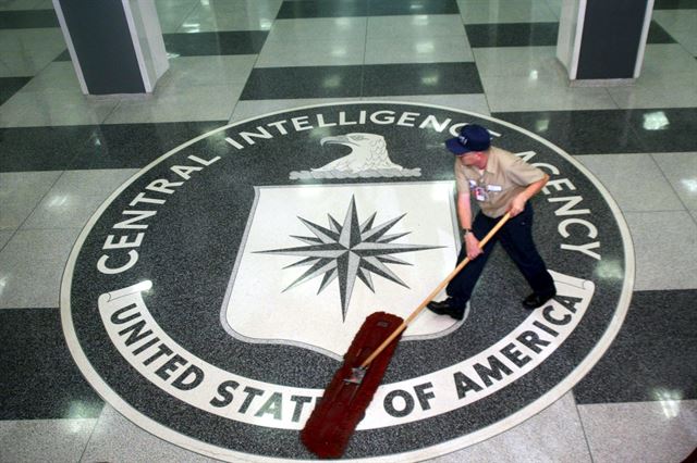 미국 버지니아주 랭글리에 있는 중앙정보국(CIA) 건물에서 한 청소담당 직원이 CIA 상징이 그려진 복도를 청소하고 있다. EPA 연합뉴스 자료사진