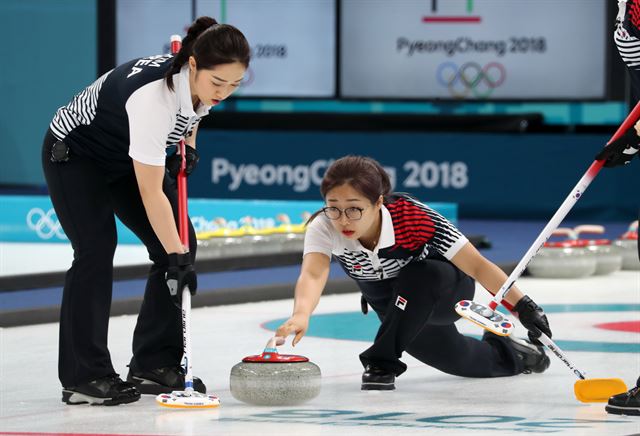 16일 강릉컬링센터에서 열린 여자 컬링 대한민국과 스위스의 예선 경기에서 한국의 김선영이 투구하고 있다.연합뉴스