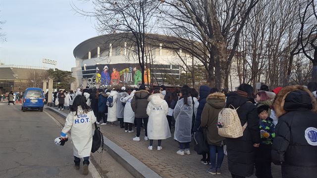 17년 만의 H.O.T 공연을 보기 위해 줄을 선 팬들.