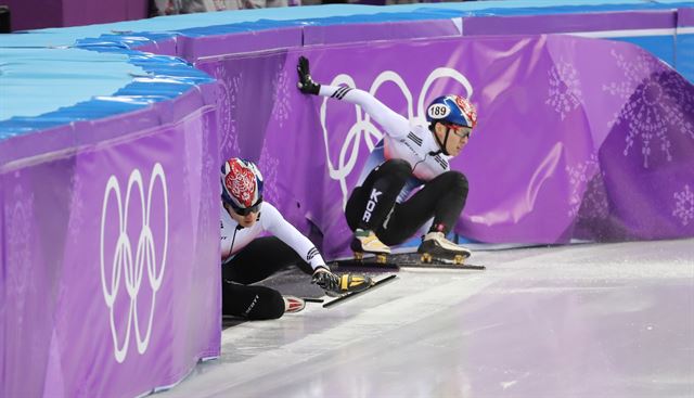 1000m 결승에서 뒤엉켜 넘어진 서이라(앞)와 임효준. 강릉=연합뉴스