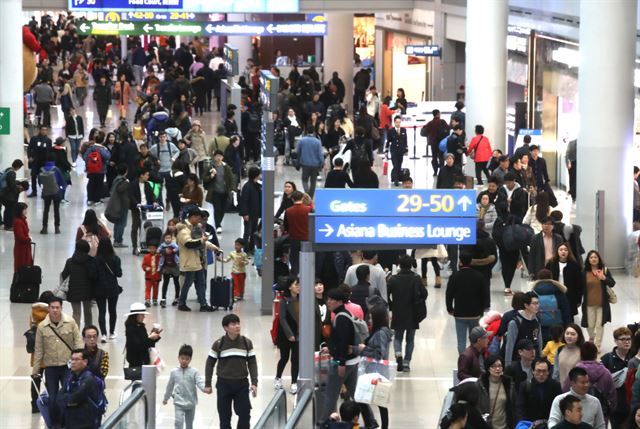 설 연휴를 하루 앞둔 14일 오전 인천국제공항 제1여객터미널 출국장이 이용객들로 붐비고 있다. 연합뉴스