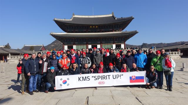 현기차 동유럽 공장 우수직원들이 경복궁을 둘러보고 있다. 현대자동차 제공