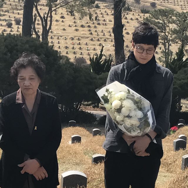 이한열 열사 어머니인 배은심(왼쪽)씨와 배우 강동원이 지난해 4월 이한열 묘를 찾아 참배하고 있다. 이한열기념사업회 제공