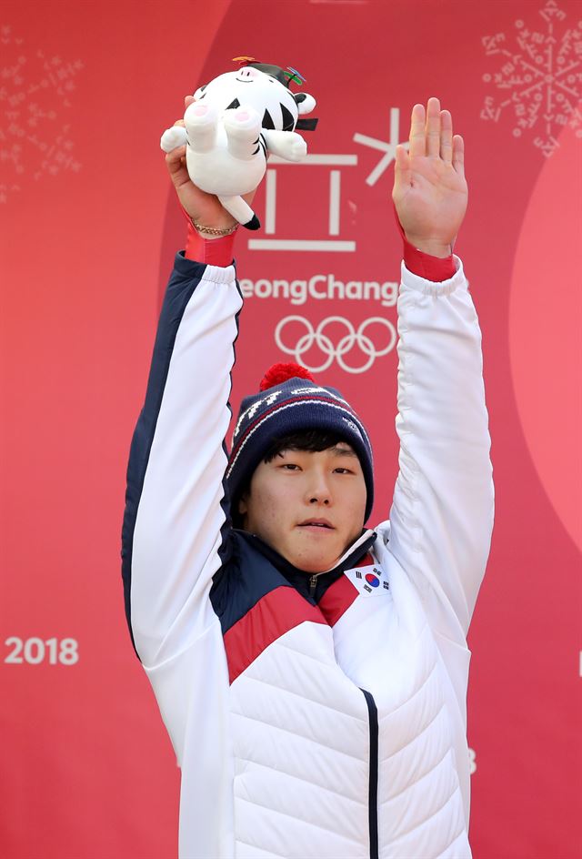 16일 윤성빈 선수가 간이 시상식에서 관람객들에게 손을 흔들고 있다. 평창=심현철기자