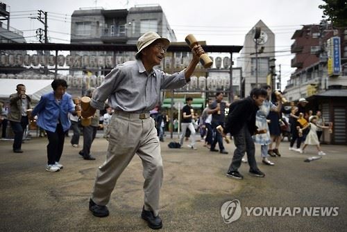 공원에서 단체 체조를 하고 있는 일본 노인들 [EPA=연합뉴스 자료사진]