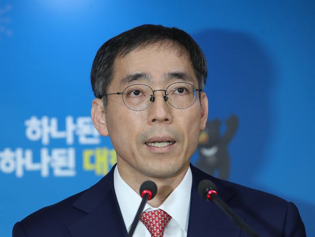 국무조정실 정기준 경제조정실장이 지난달 15일 오전 서울 세종로 정부서울청사에서 가상통화에 대한 정부 입장을 발표하고 있다. 연합뉴스