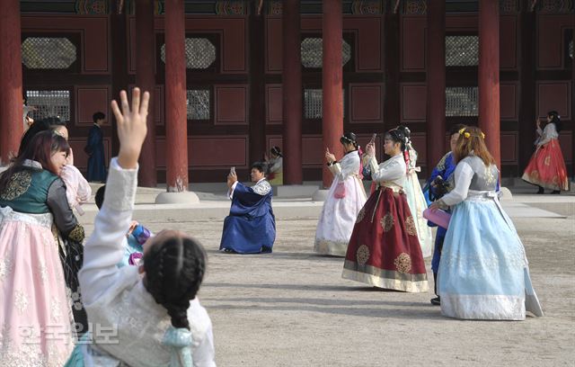 [저작권 한국일보] 설 연휴 마지막 날인 18일 경복궁을 찾은 외국인 관광객들