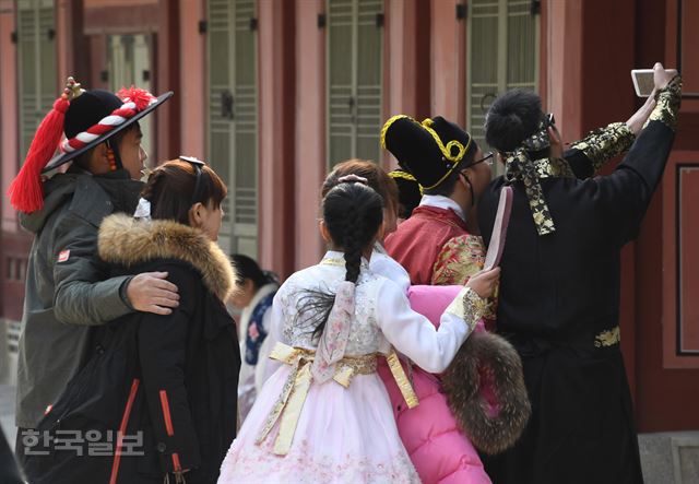 [저작권 한국일보] 외국인 한복스타그램 체험